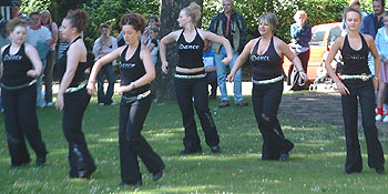 dancers.jpg (29510 bytes)