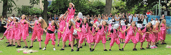 Popsteps pink costumes in Castle park