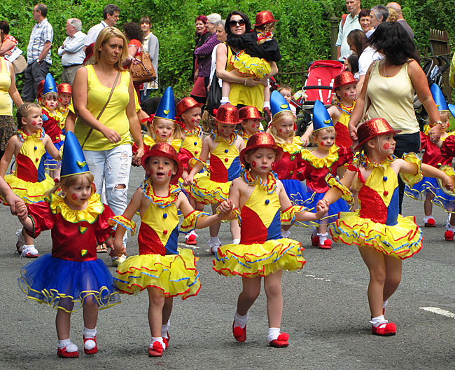 Stagestars circus dancers in the parade