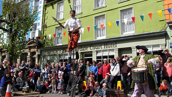 Jed Famous juggling on uni-cycle