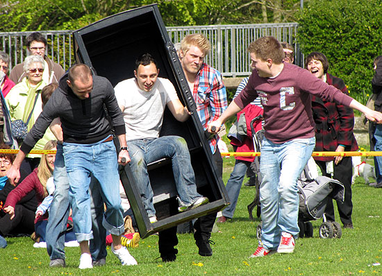 Men racing with sedan chair