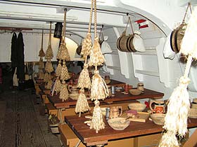 messdeck1.jpg (16952 bytes)