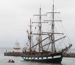 Jeanie Johnston enetering harbour