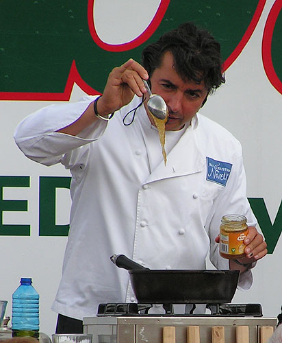 Novelli adding honey to mussels