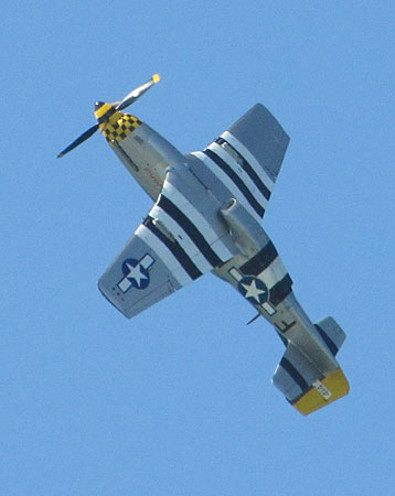 Mustang P-51D doing a loop