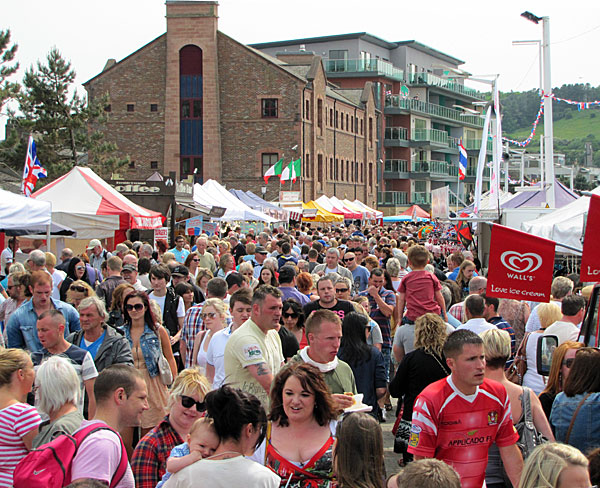 Crowds along the Millennium Parade