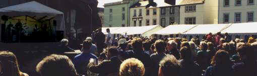 crowds in st. nicholas gardens