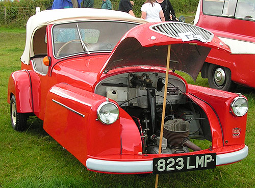 Bond minicar in red with white soft top