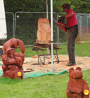 Chainsaw sculpture artist at work
