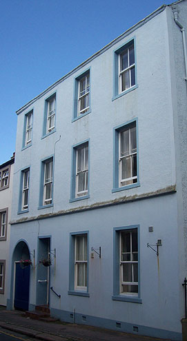 House with courtyard arch